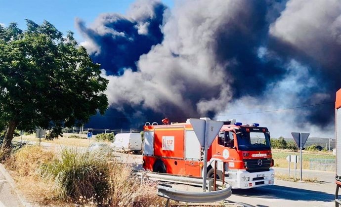Incendio en una fábrica de neumáticos de Espeluy el sábado 13 junio.