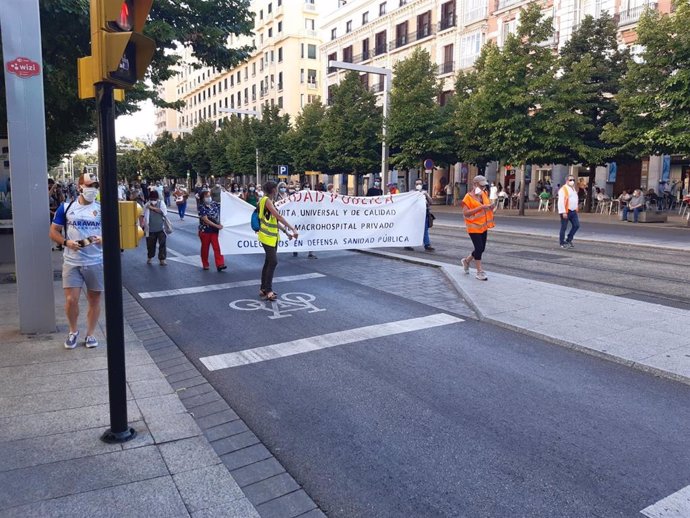 Colectivos en defensa de la sanidad pública se manifiestan en Zaragoza