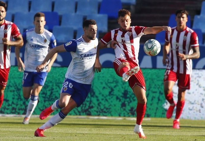 El Almería vence al Real Zaragoza en La Romareda