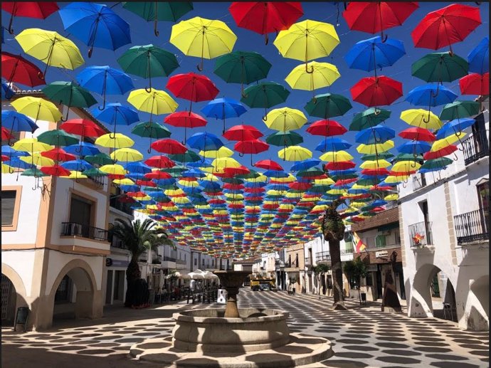 La Plaza Mayor de Malpartida de Cáceres, cubierta de paraguas, para dar sombra.