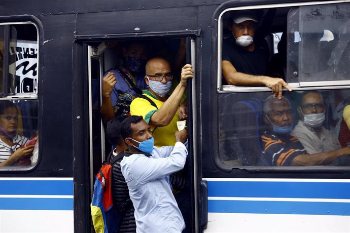 Imagen de varias personas con mascarilla en un autobús en Venezuela.