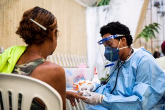 Trabajador de MSF en una zona empobrecida de Río d