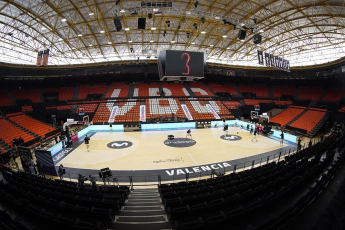 El sistema de publicidad dinámica en escalones de la barcelonesa Stairmedia, en el pabellón Fuente de San Luis de Valencia durante el primer partido de la fase final de la Liga Endesa.