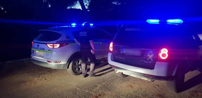 Guardia Civil y Policía Local en los accesos a la playa del Camping