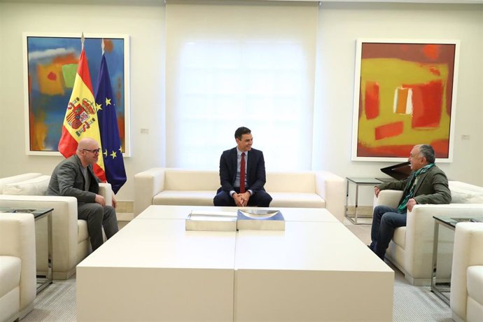 El presidente del Gobierno, Pedro Sánchez (c), se reúne con los secretarios generales de UGT, Pepe Álvarez (d), y de CCOO, Unai Sordo (i), en el Complejo de la Moncloa, Madrid (España), a 17 de junio de 2020.