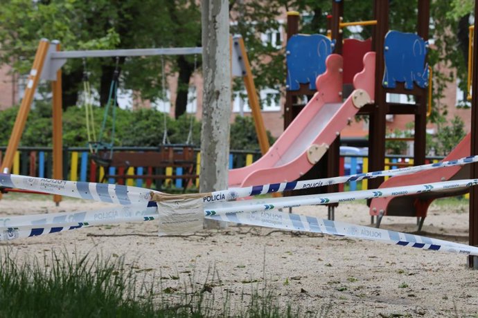 Parques infantiles de la capital precintados con cintas de la policía por la crisis del Covid-19 