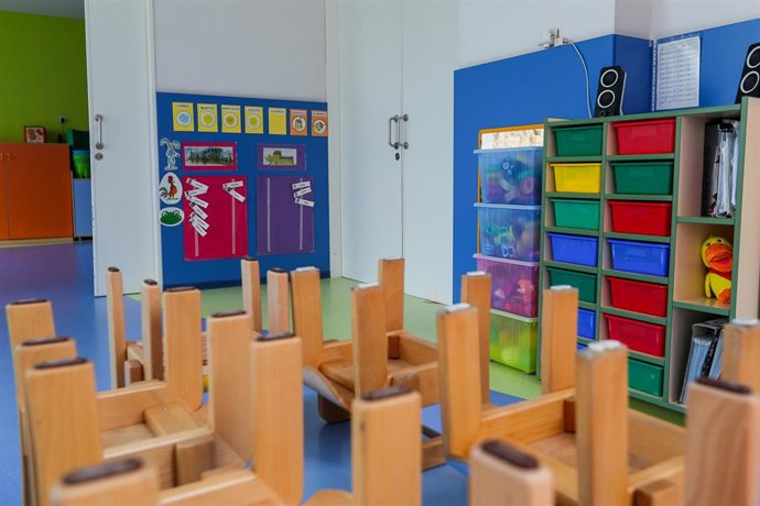 Mesas y sillas recogidas en un aula del Centro de Educación Infantil La Gacela, en Valencia