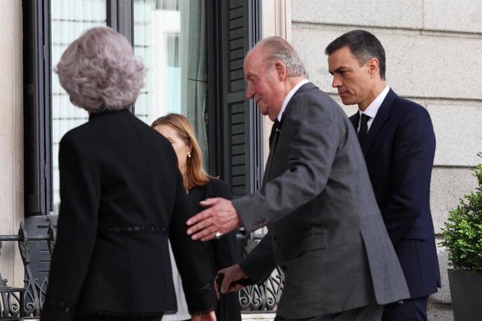 Los Reyes eméritos, Don Juan Carlos y Doña Sofía, acompañados del presidente del Gobierno, Pedro Sánchez.