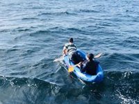 Rescatan a cinco migrantes que cruzaban el Estrecho en dos kayaks