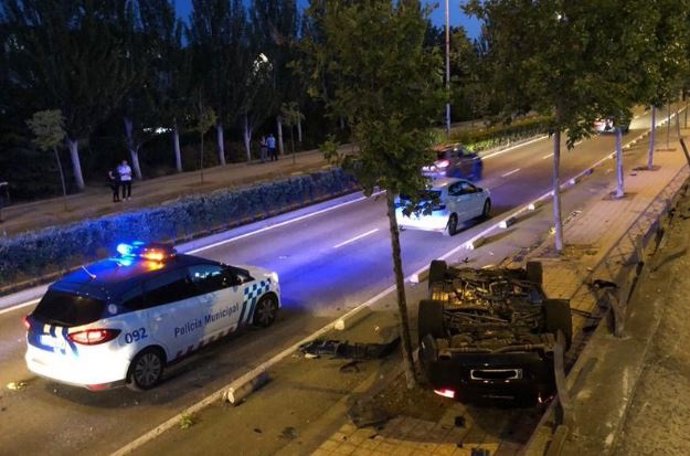 Dos jóvenes resultan heridos tras la salida de vía del turismo en el que viajaban.