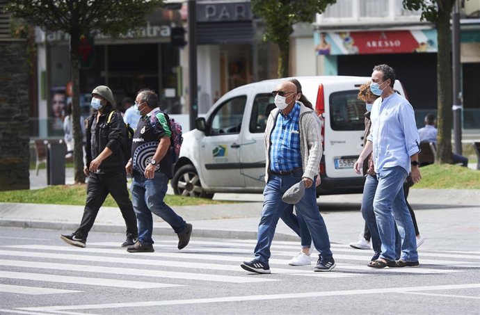 Transeúntes pasean por calles de Santander 