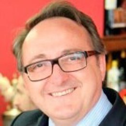 Manuel Herrera Gómez, doctor en Ciencias Políticas y Sociología (con Premio Extraordinario) y licenciado en Geografía e Historia y Filosofía por la Universidad de Granada.