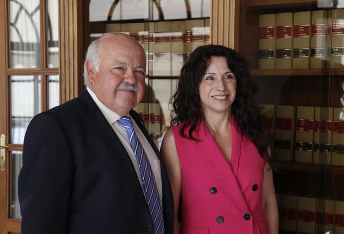 El consejero andaluz de Salud y Familias, Jesús Aguirre, y la consejera de Igualdad, Políticas Sociales y Conciliación, Rocío Ruiz, en una foto de archivo.