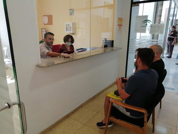 El secretario general de la Delegación de Salud y Familias, Javier de la Torre, y la asesora técnica del Servicio de Familias, María José Barranco, en una comparecencia para inscribir a una pareja de hecho.