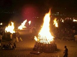 Hogueras y quema de júas de San Juan en una playa