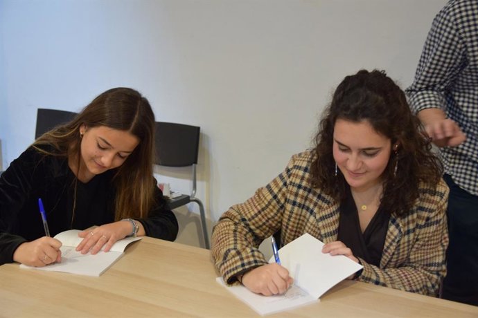 Ana Santamaría y Claudia Fernández.