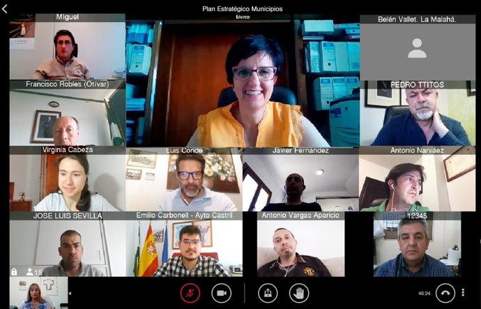 La diputada provincial de Igualdad, Juventud y Administración Electrónica, Mercedes Garzón, reunida para abordar el Plan Estratégico de Territorios Inteligentes