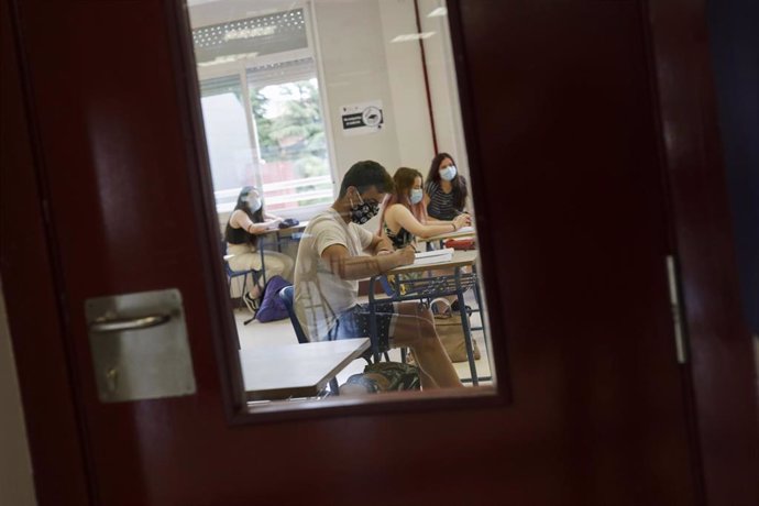 Alumnos del colegio Alameda de Osuna de Madrid, preparando el examen de Selectividad este mes de junio con mascarillas y separados en el aula.