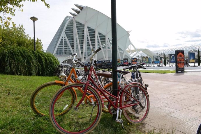 Bicicletas al lado del Museo de las Ciencias Príncipe Felipe de Valencia