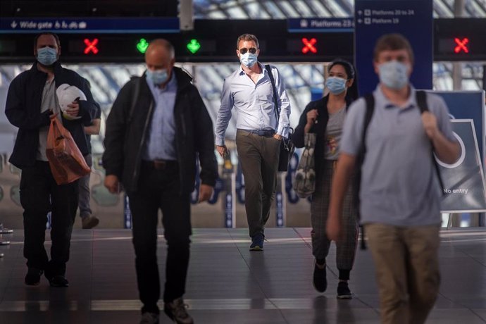 Pasajeros con mascarilla en la estación de Waterloo, en Londres