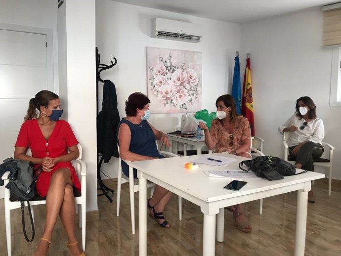 Las diputadas del PP en la Asamblea de la Ciudad Autónoma, Paz Velázquez, Isabel Moreno y Fadela Mohatar, visitan la asociación de vecinos Ágora.