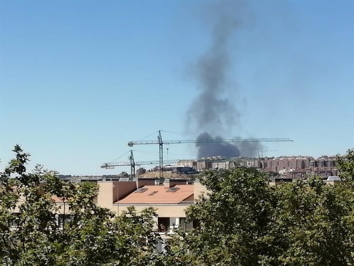 Columna de humo del incendio en la planta de reciclaje de Villanubla vista desde el barrio vallisoletano de Covaresa.