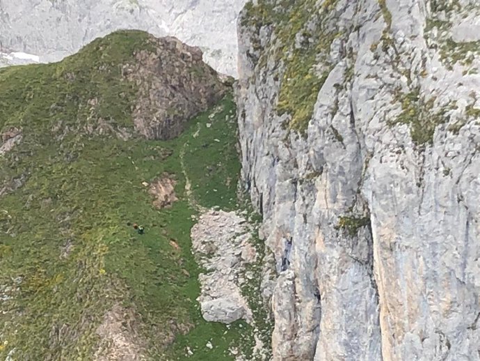 Senderistas enriscados en los Tornos de Liordes