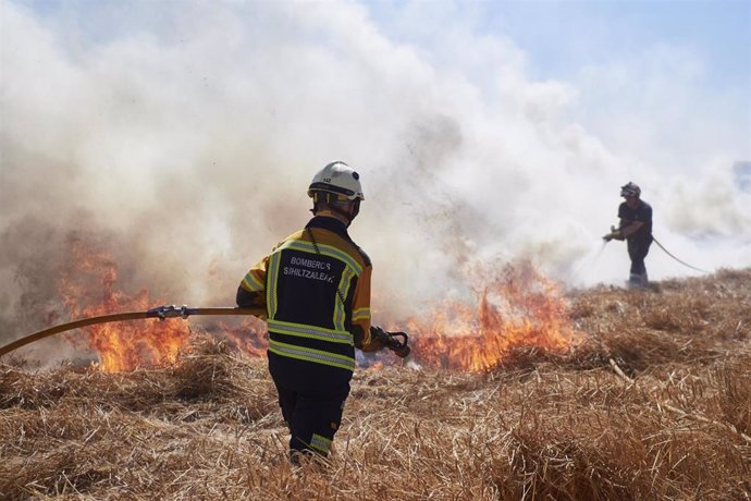 Los bomberos de Navarra extinguen un incendio en una zona de campo de cereal cerca de la localidad de Sarriguren