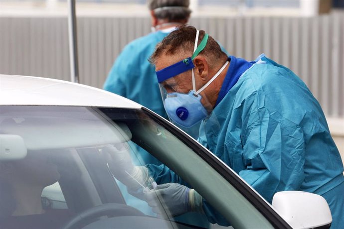 Dispositivo sanitario de la prueba test del PCR para detectar la infección por coronavirus a las personas desde su coche, instalado en el recinto de aparcamiento del centro de salud de la barriada La Roca, en Málaga, (Andalucía, España), a 23 de enero d