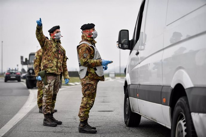 Militares italianos con mascarilla en un control en el norte de Italia