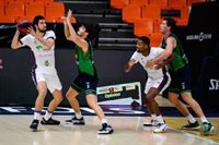 Unicaja se mete en la pelea a costa de la 'Penya'