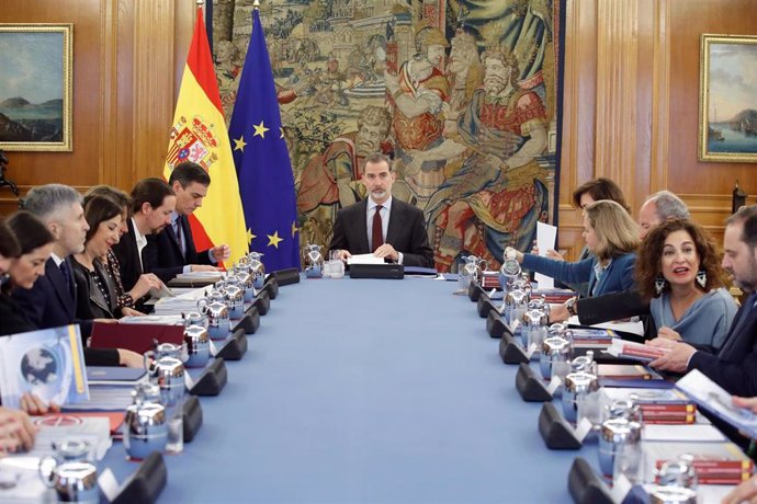 El Rey Felipe VI (c) preside la primera reunión del Consejo de Seguridad Nacional, en el Palacio de la Zarzuela, en Madrid (España) a 04 de marzo de 2020.