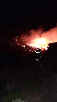 Más de 140 efectivos del Infoca trabajan durante la noche en el incendio en Sierra Cabrera (Almería), que sigue activo