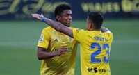 El Cádiz añade un punto al liderato y el Huesca salva otro por el ascenso