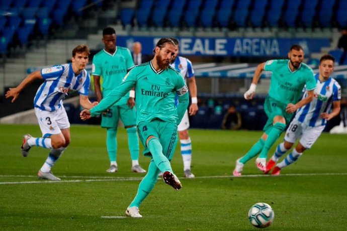 Sergio Ramos anota de penalti el 0-1 en el Real Sociedad-Real Madrid