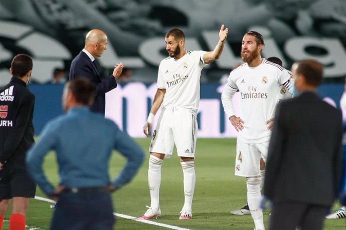 Zinédine Zidane habla con Benzema durante una pausa por hidratación durante un partido de LaLiga Santander