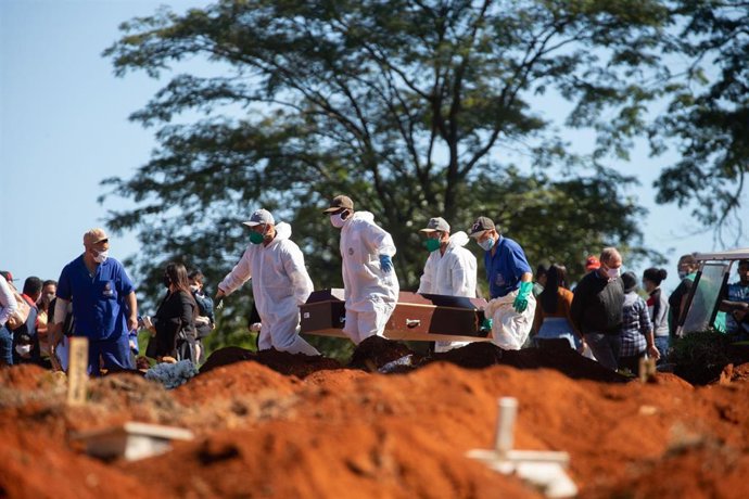 Cementerio de Vila Formosa en Sao Paulo, durante la ceremonia por una víctima de la COVID-19.