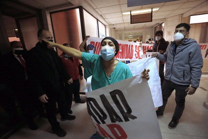 Protestas de los trabajadores de la salud por sus condiciones laborales en el hosital de San José, en Santiago, durante la visita esta semana del ministro de Salud, Enrique Paris.