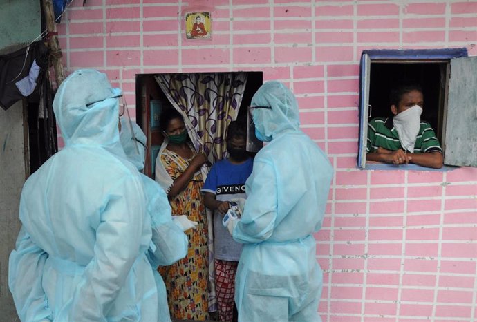 Trabajadores de la Salud de India realizan pruebas puerta por puerta en algunos de los barrios más pobres de Bombay.
