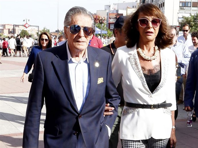 Jaime Ostos, en una de sus últimas apariciones públicas, acudiendo a los toros con su esposa, Mari Ángeles Grajal