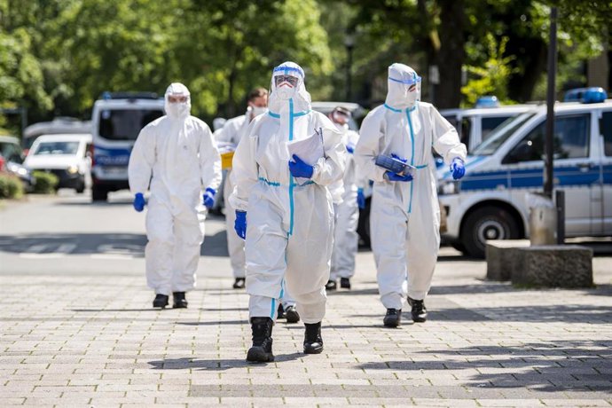 Soldados con trajes protectores en Renania del Norte Westfalia 