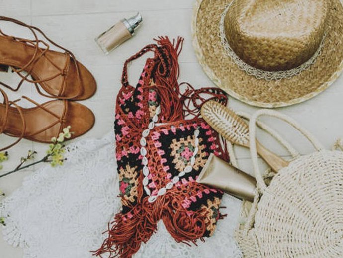 Imagen veraniega que consigue que soñemos con las ansiadas vacaciones. El bolso de rafia, ¡un must!