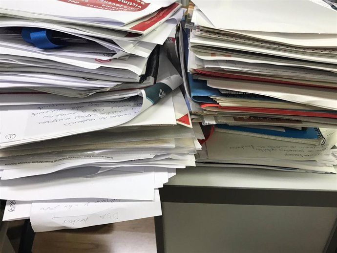 Papeles, documentos, torre de folios, desorden de oficina