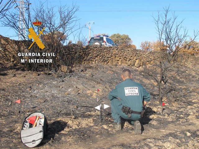 Guardia Cvil investigando un incendio forestal