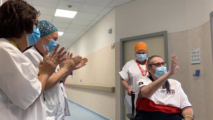 Manuel abandona el hospital tras 88 días ingresado con coronavirus