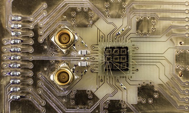 Un procesador semiconductor cuántico conectado a un circuito durante el experimento