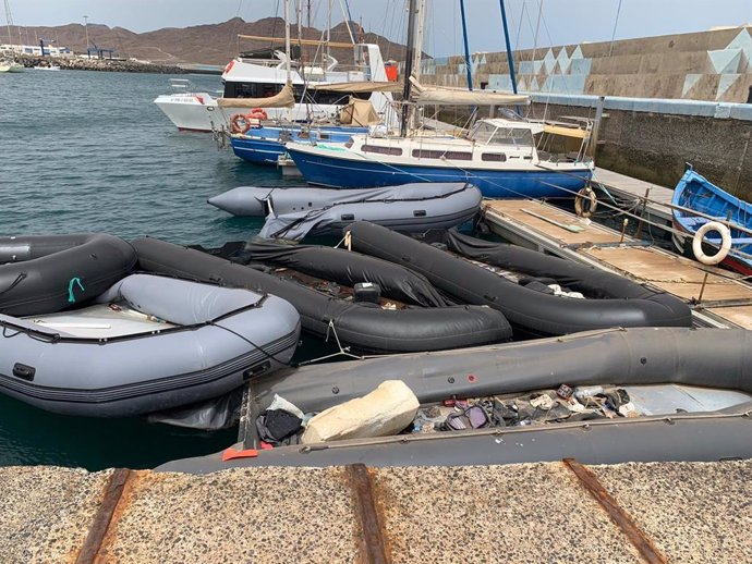 El Ayuntamiento de Tuineje (Fuerteventura) reclama la retirada de las pateras que se "agolpan" en el Muelle de Gran Tarajal