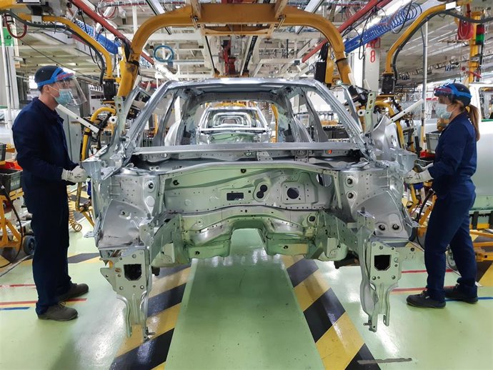 Trabajadores de la planta de PSA en Vigo realizando tareas de preparación en Ferraje para la reactivación de la actividad tras el parón por la pandemia de coronavirus.