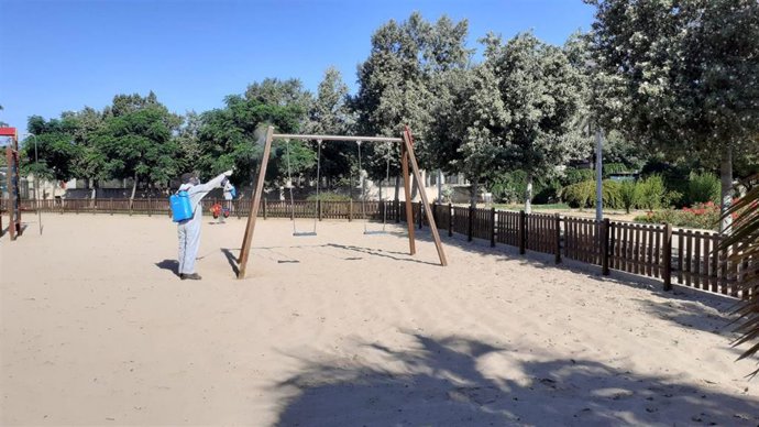 Desinfección de un parque infantil en Palma
