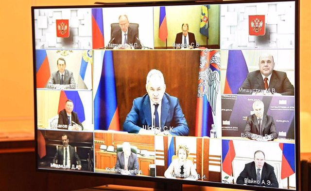 Los miembros del Consejo de Seguridad de Rusia, encabezados por el ministro de Defensa, el general Sergei Shoigú, en una videoconferencia con Putin